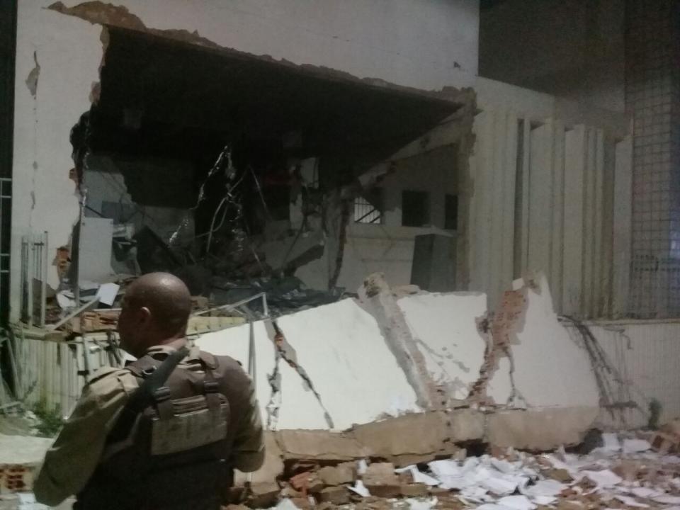 Bandidos acorda cidade a tiros e explode Agência do Banco do Brasil em Paripiranga/Ba